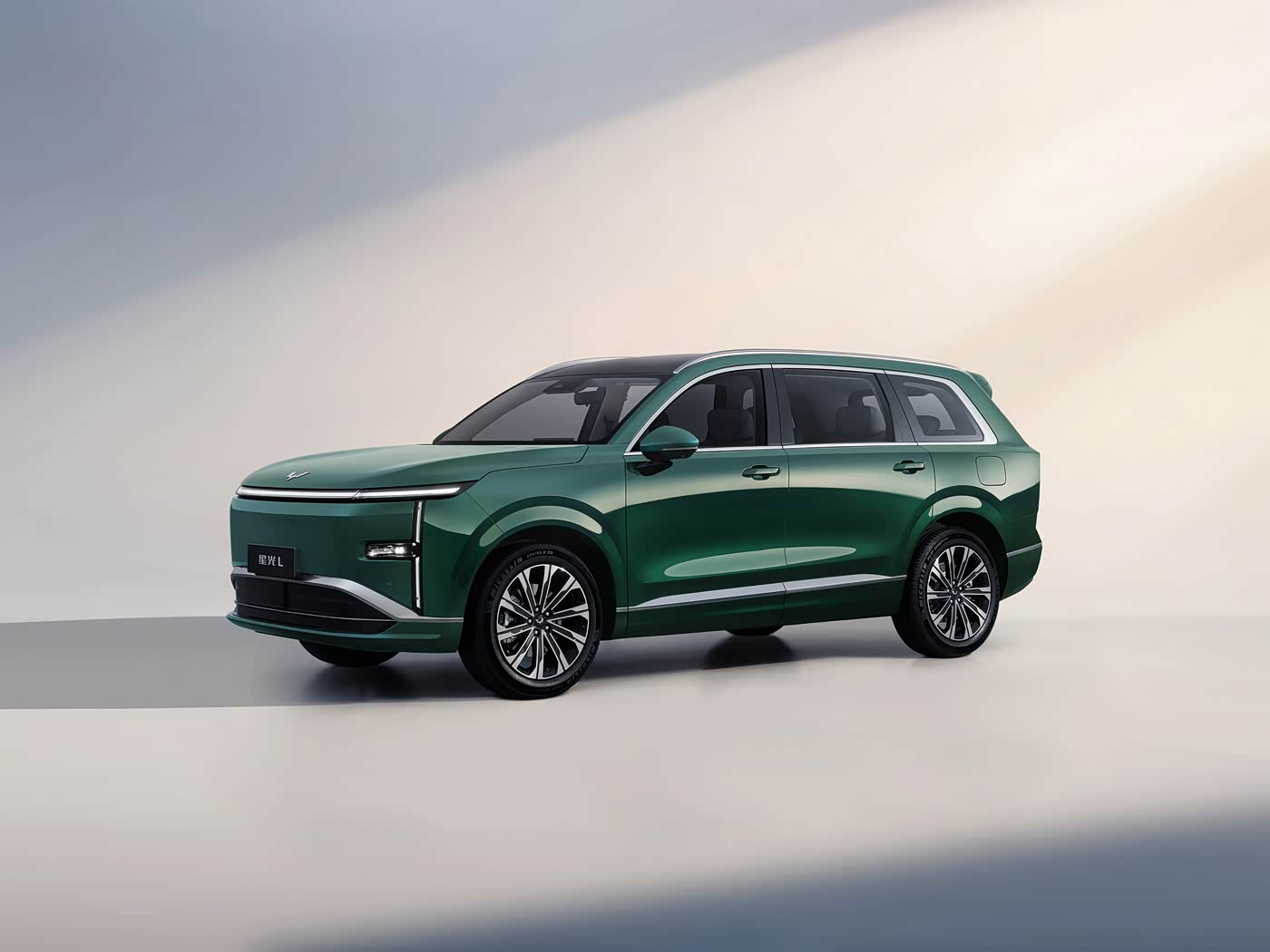 五菱スターライト L が家族向けの理想的な長距離 6 人乗り PHEV である理由は何ですか?